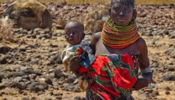 Asszony a gyerekével a Loiyangalaniba vezető út menti turkana faluban, Turkana-tó (KE) 2022. 03.