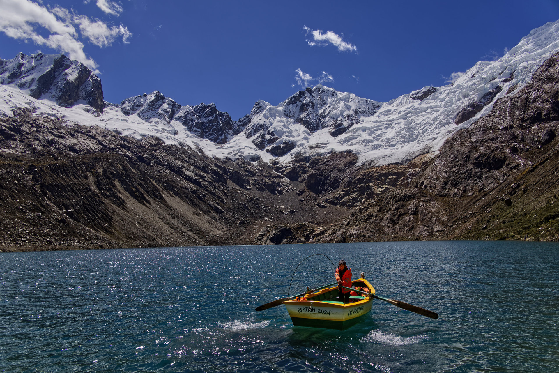 Csónak bérelhető, hogy elvigyen a gleccser lábához - Laguna Rocotuyoc, Cordillera Blanca (PE) 2026. 07.