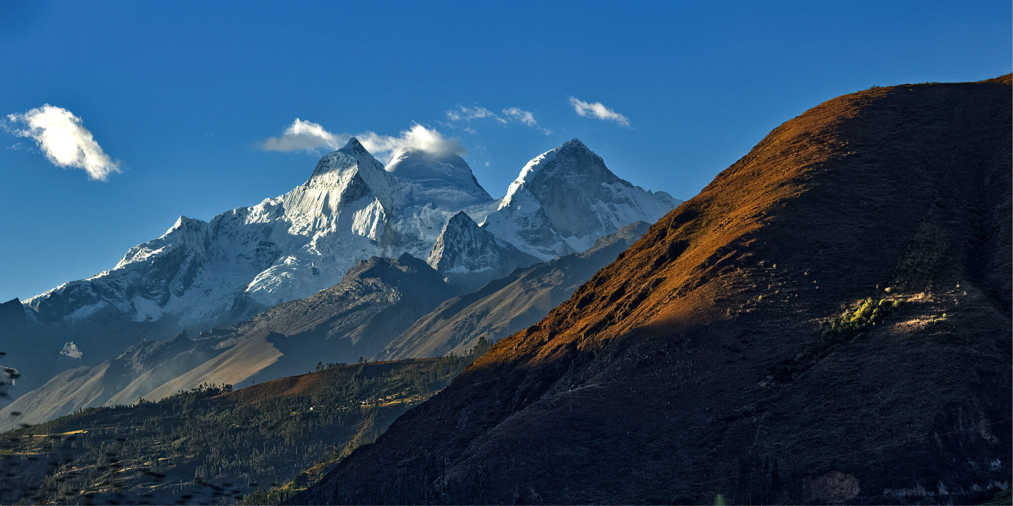 A Nevado Huandoy csipkéi (Oeste 6.356 m, Norte 6.395 m, Sur 6.160 m), Tingua (PE) 2026.07.