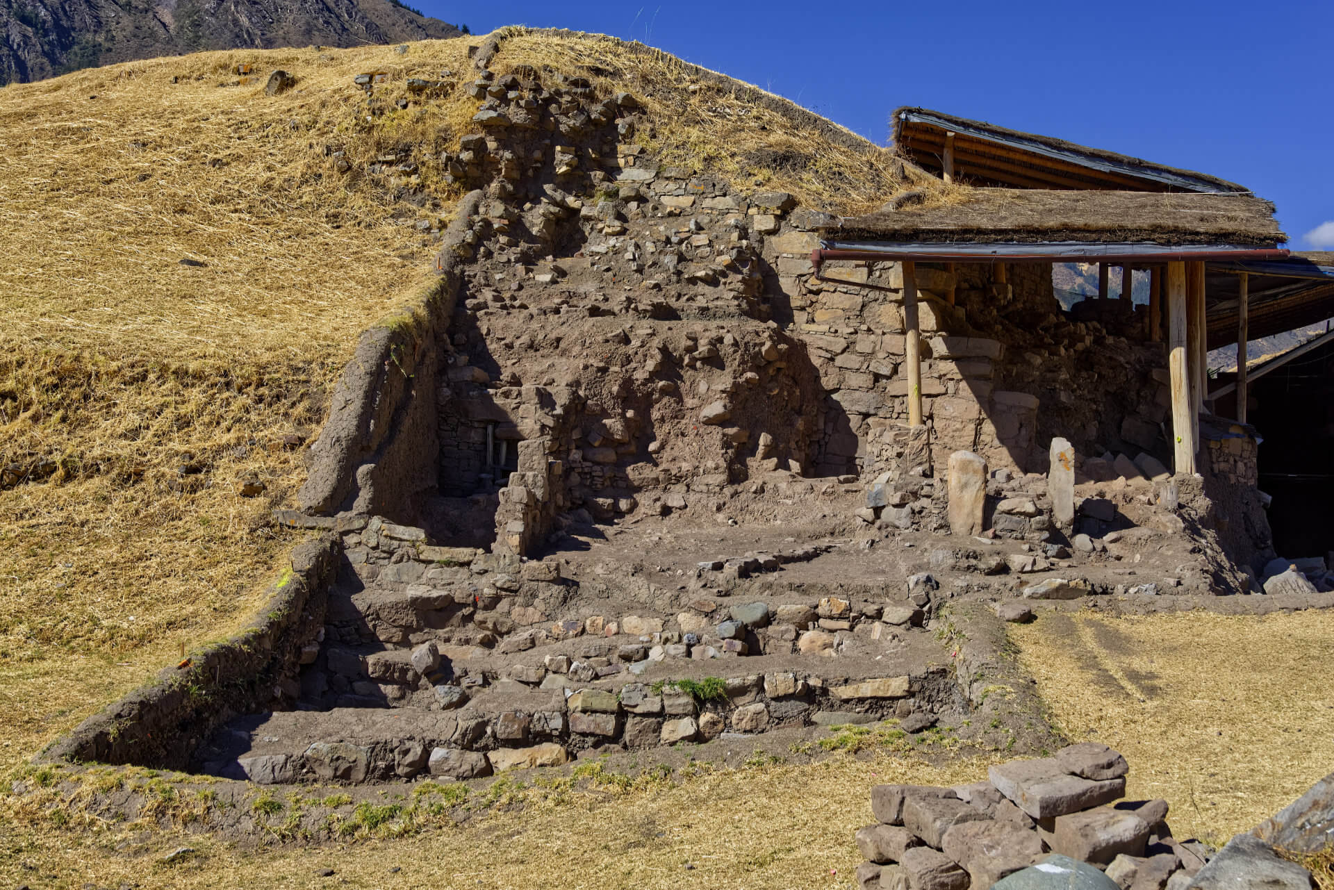 A feltárt építmények egy részlete - a régészeti lelőhelyen, Chavin de Huantar (PE) 2026. 07.