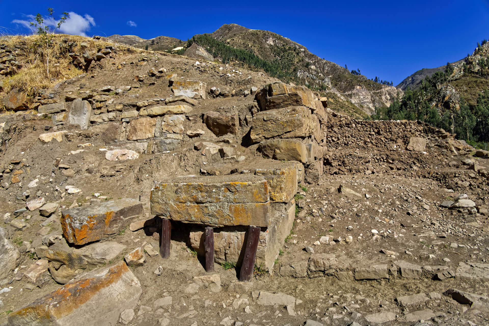 A feltárt építmények egy részlete - a régészeti lelőhelyen, Chavin de Huantar (PE) 2026. 07.
