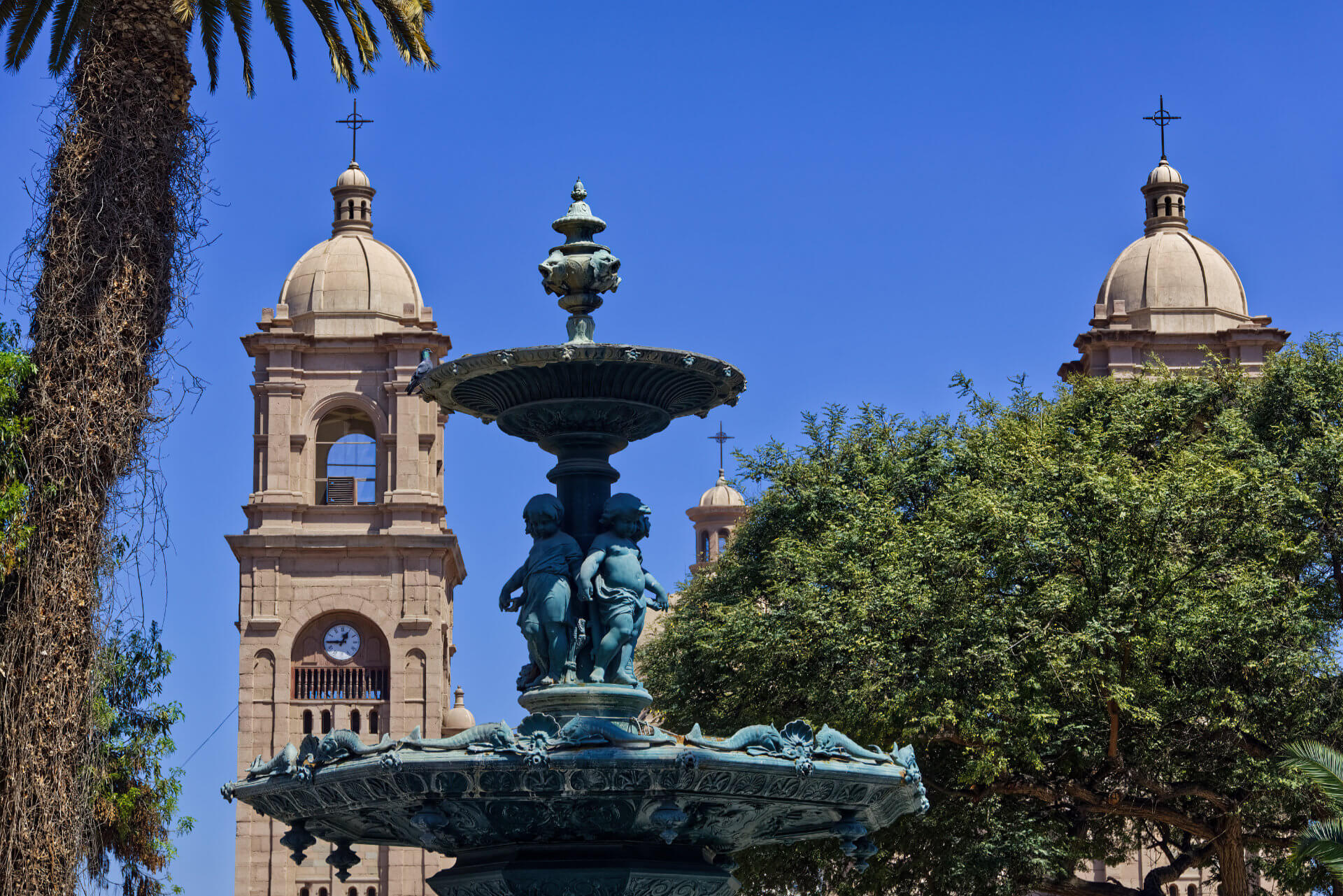 Neoklasszicista díszmedence a tér közepén, Tacna (PE) 2026. 08.