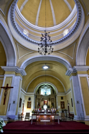 A katedrális oltára és kupolája, Tacna (PE) 2026. 08.