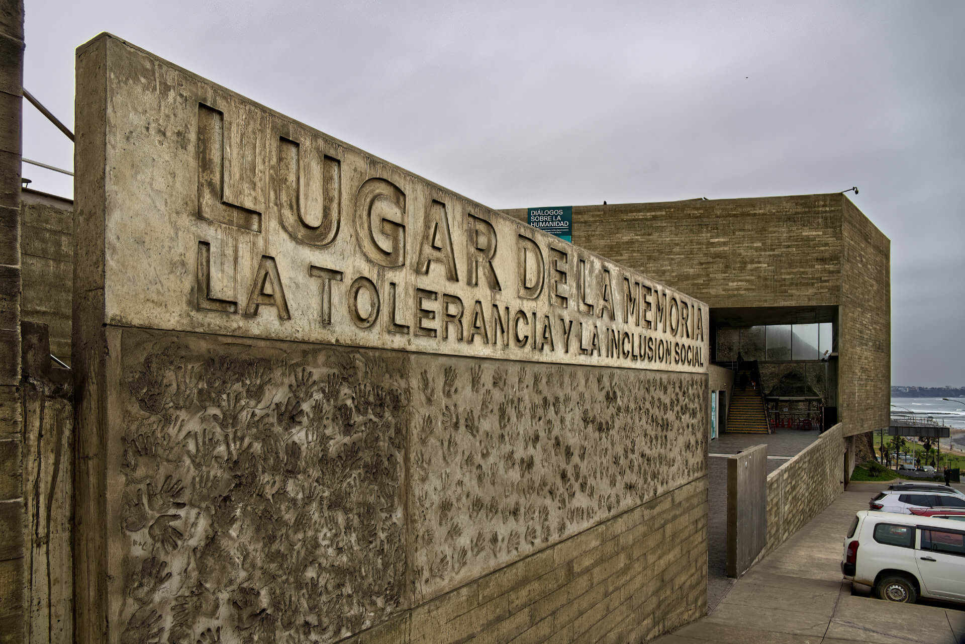 A Lugar de la Memoria, la Tolerancia y la Inclusión Social (LUM) tenger felőli bejárata és parkolója, Lima (PE) 2025. 08.